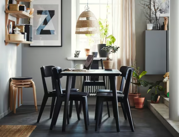 Ruang Makan Kecil dengan Meja dan Kursi Kayu Tua